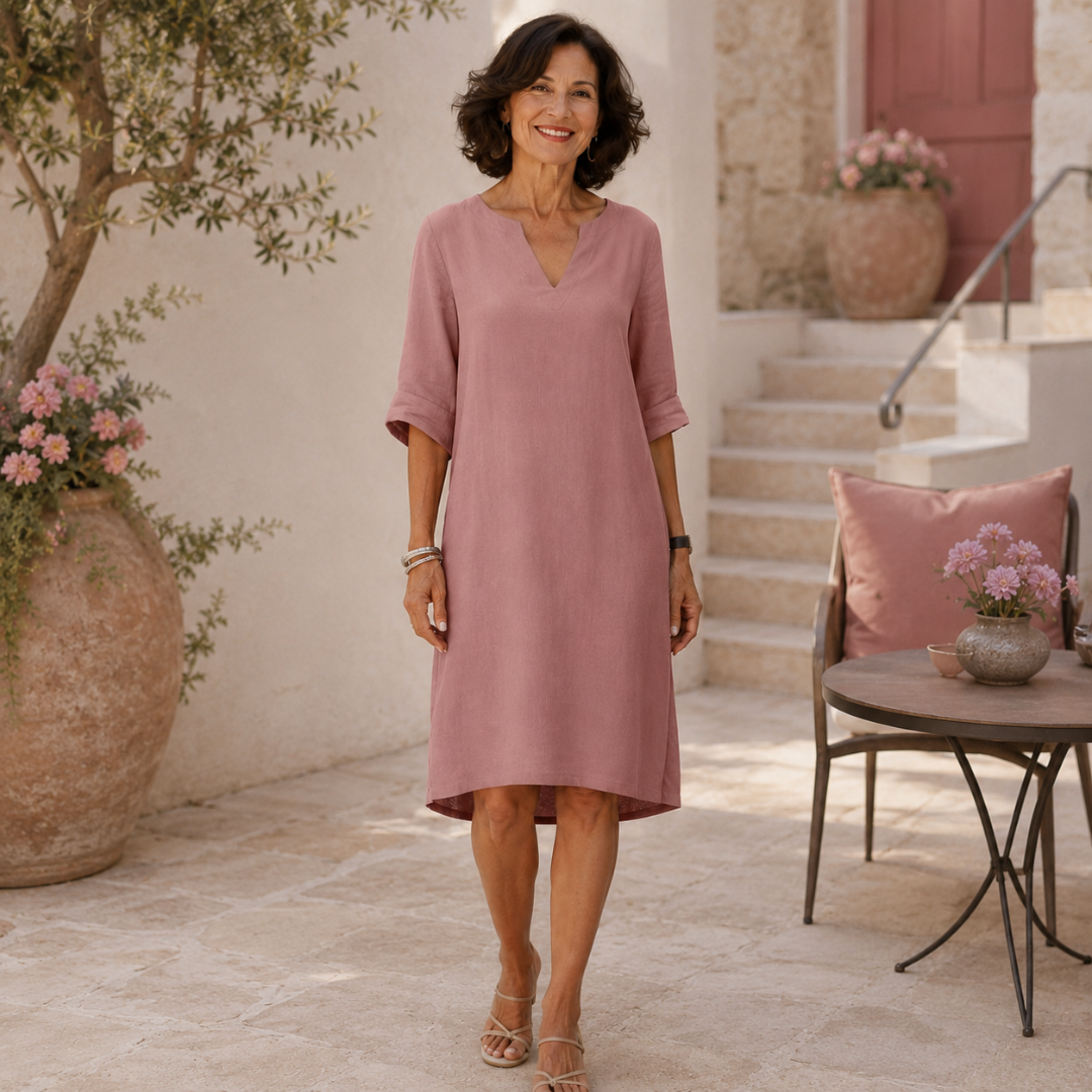 Robe femme vieux rose à col V portée dans un patio ensoleillé