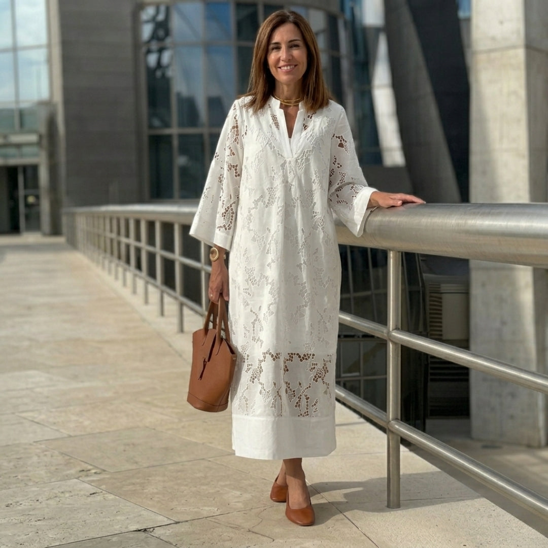 Robe midi broderie anglaise blanche manches longues col V, vue de face en extérieur