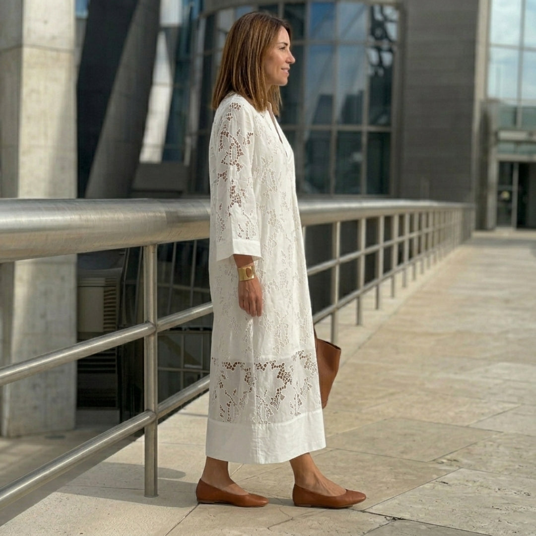 Robe blanche broderie anglaise midi, vue de profil trois quarts dos en extérieur