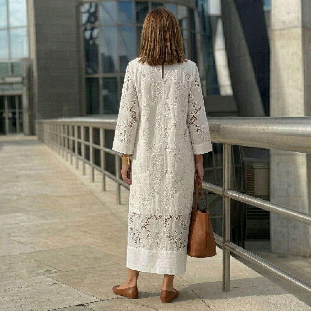 Détail bas de robe midi broderie anglaise blanche, vue de face pieds visibles