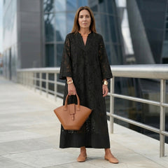 Robe midi broderie anglaise noire manches longues, portrait femme souriant en extérieur