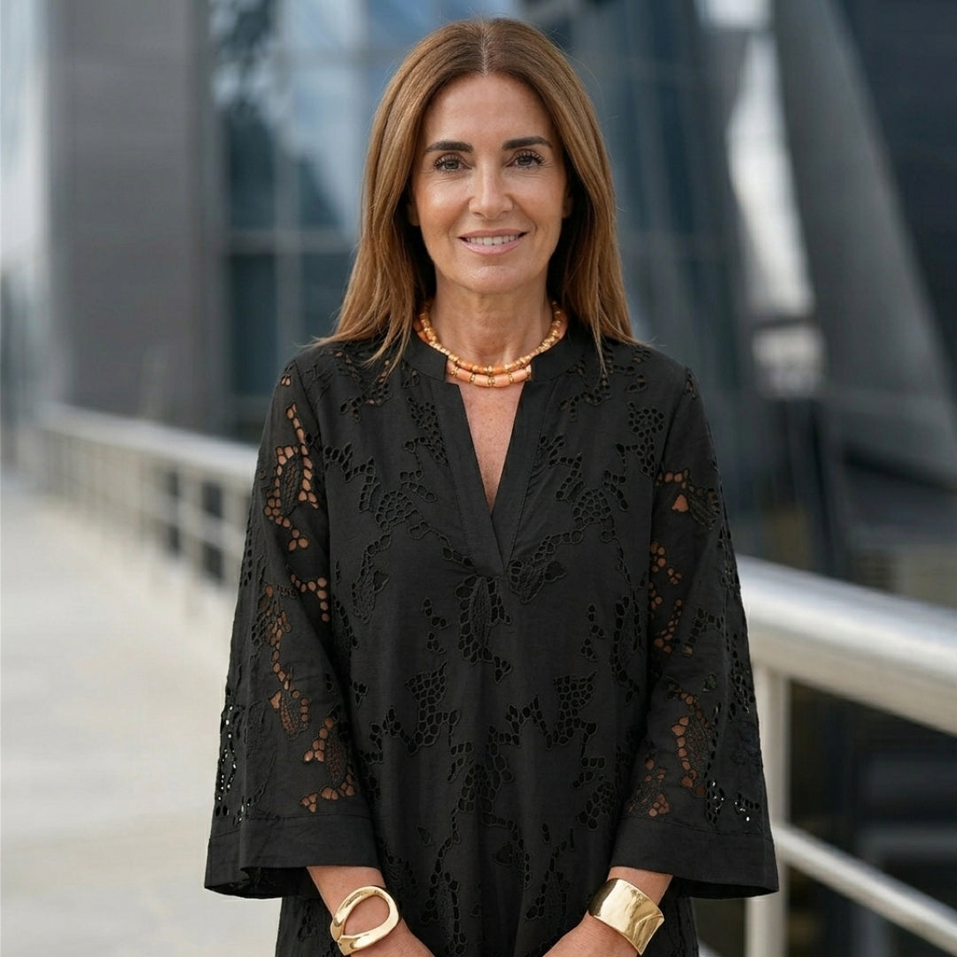 Robe midi noire ajourée col V, buste femme avec collier et bracelets dorés