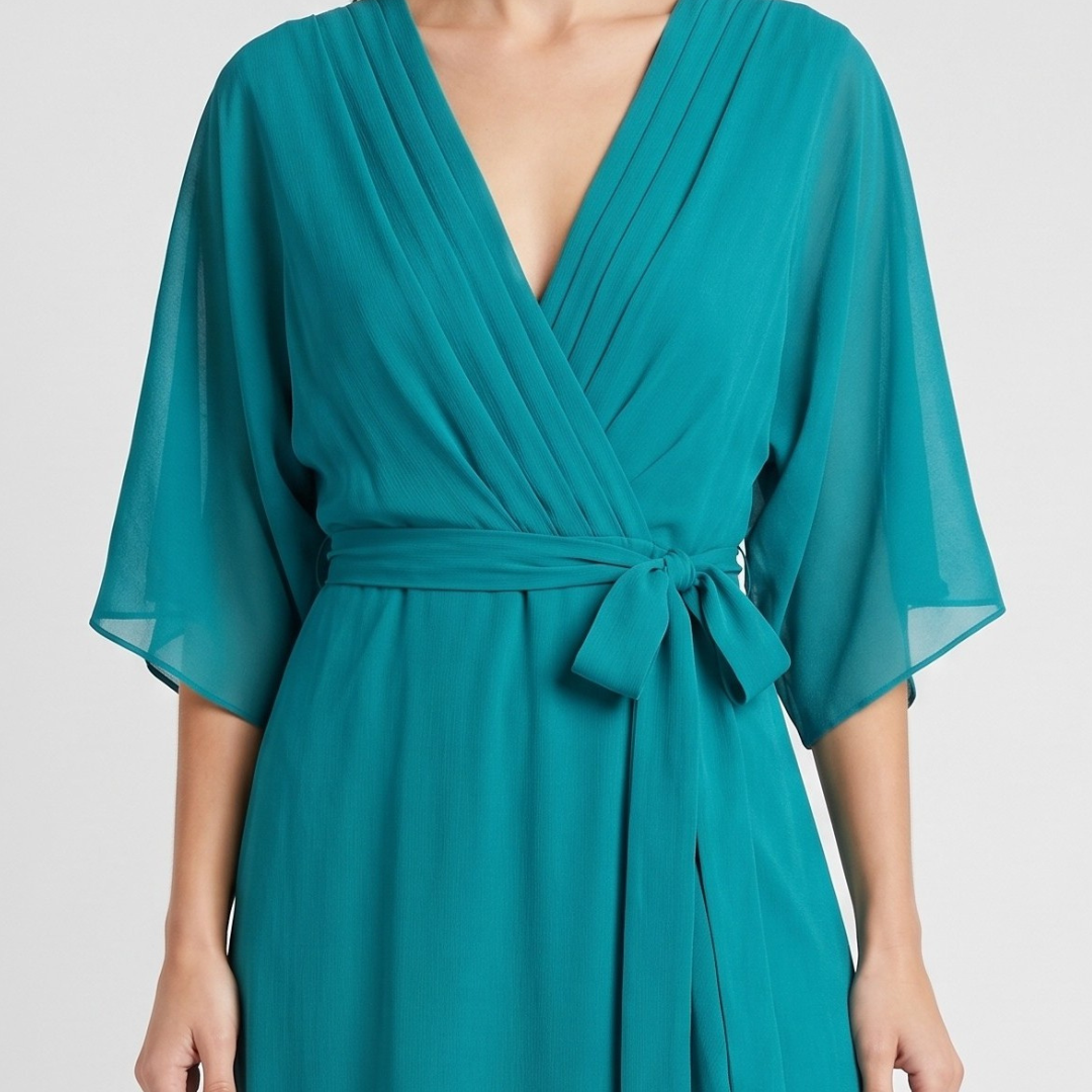 Détail du buste plissé et ceinture nouée d'une robe bleu-vert
