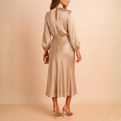 Détail de la robe abricot, poignets resserrés et tombé doux
