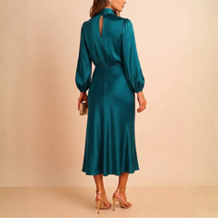 Robe bleue portée vue trois quarts, tombé doux de la jupe midi