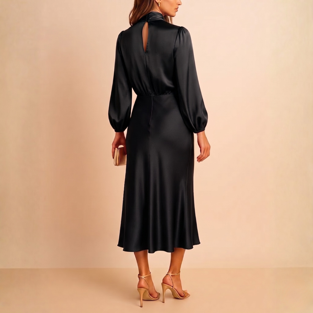 Robe noire portée avec accessoires, vue trois quarts