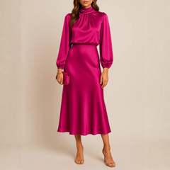 Robe midi rose col montant, vue de face, manches bouffantes