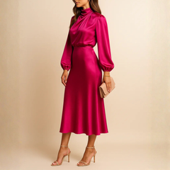 Robe rose vue de côté, tombé fluide de la jupe midi