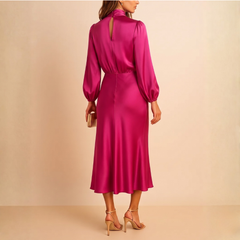 Robe rose portée avec sac pochette assorti, vue trois quarts