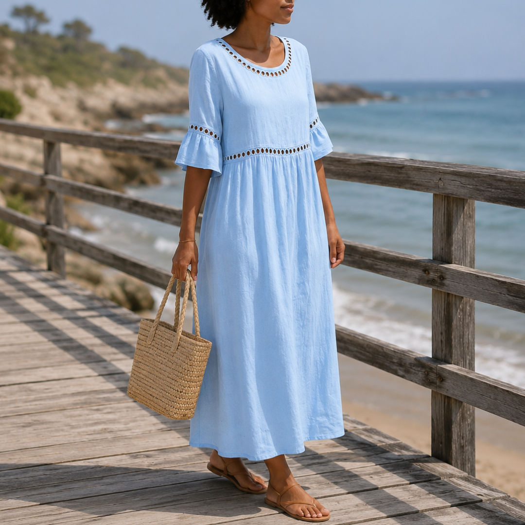 Robe midi femme bleu clair à taille haute et jupe ample portée en bord de mer