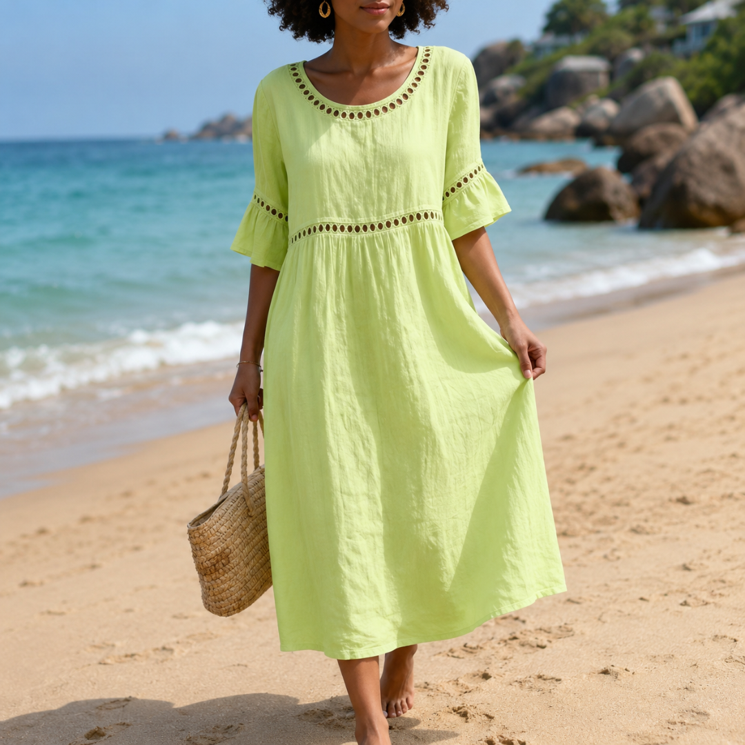 Robe midi femme vert clair à détails ajourés et jupe ample portée sur la plage