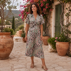 Robe midi imprimé animal vert sauge col V cache-cœur portée en extérieur