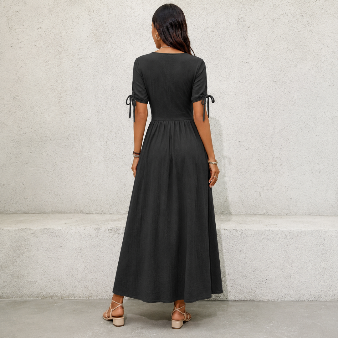 Robe midi noire vue de dos, dos cintré et longue jupe évasée fluide