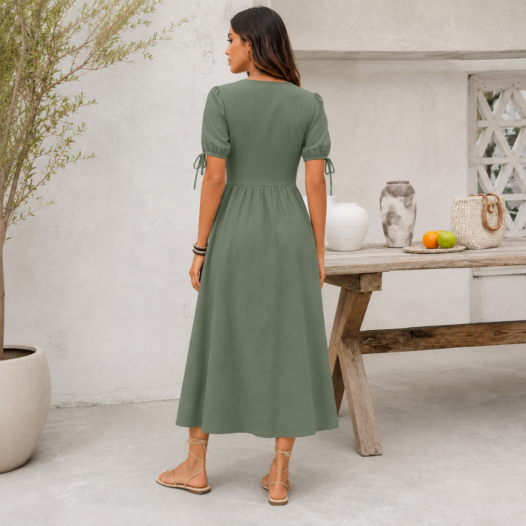 Robe midi verte vue de dos, dos ajusté et jupe fluide évasée