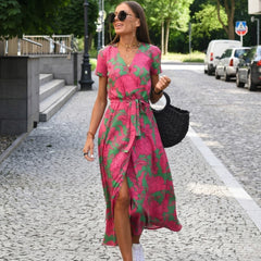 Robe midi femme imprimé floral rose et vert portée en extérieur, vue de face