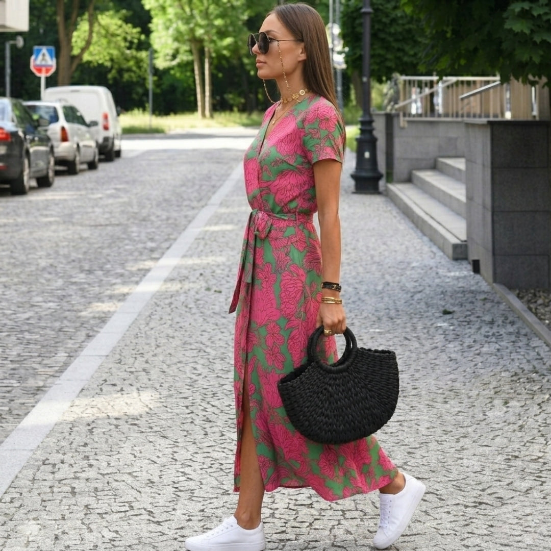 Robe midi femme rose floral, coupe col V et ceinture nouée, vue de trois quarts