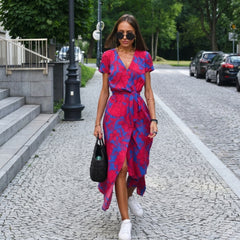Robe midi femme rouge à fleurs, style estival avec sac noir, vue côté