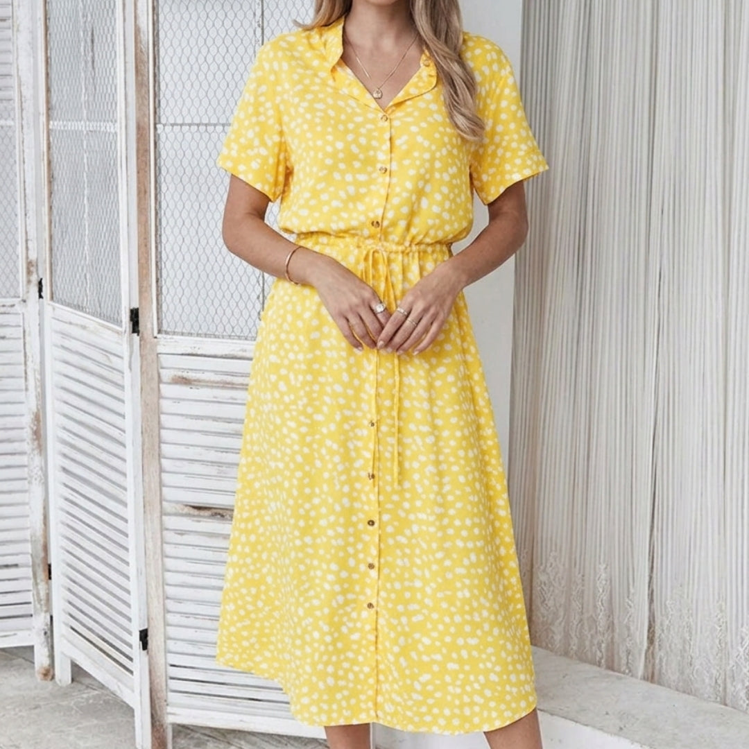 Robe femme midi jaune imprimé fleuri boutonnée devant portée en extérieur