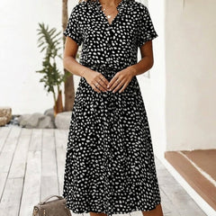 Robe midi noire à petits pois col en V avec ceinture portée en extérieur