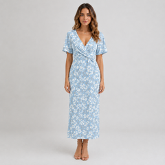 Robe midi bleu clair à imprimé floral, col V et détail noué à la taille