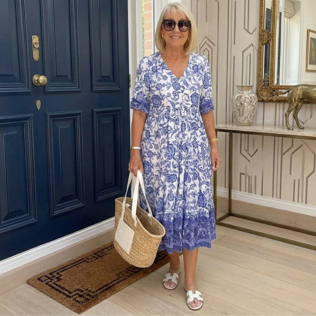 Robe midi florale bleue col V manches bouffantes portée de face