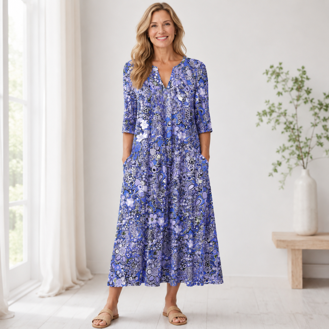 Robe midi imprimé floral bleu portée en extérieur près d'une colonne