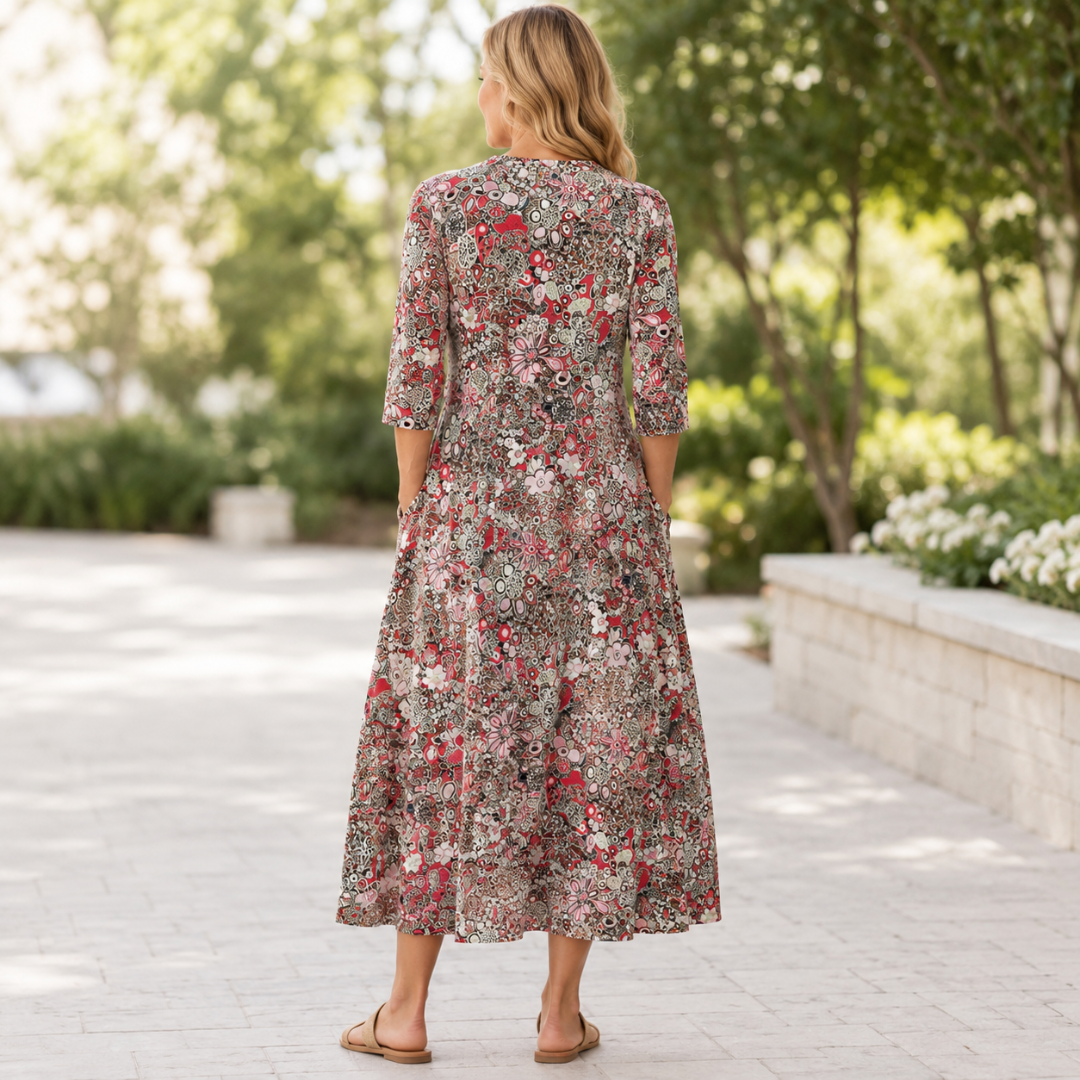 Robe midi col V imprimé floral rouge vue de face en extérieur