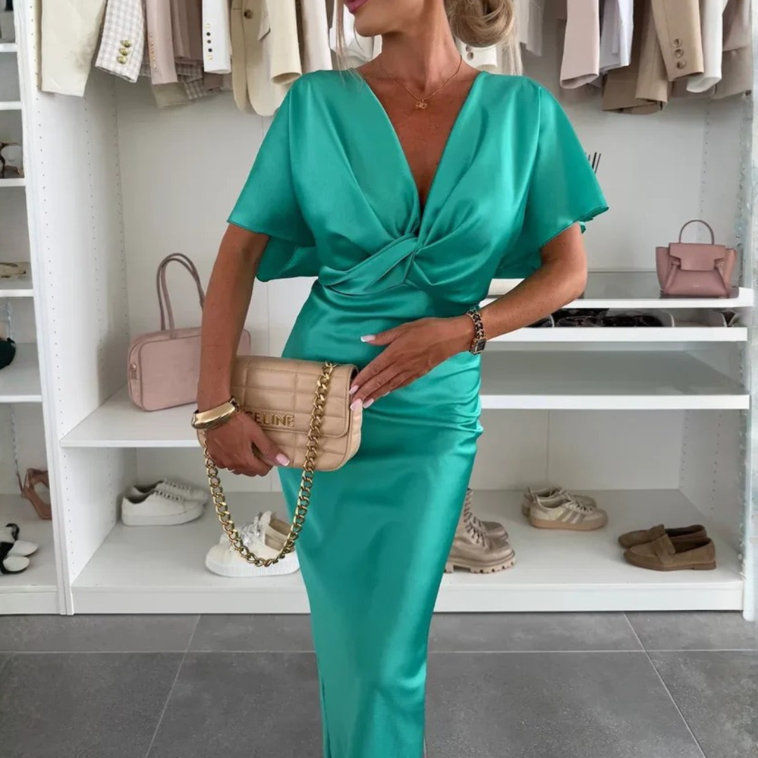 Robe Stella vert portée avec sandales, silhouette entière