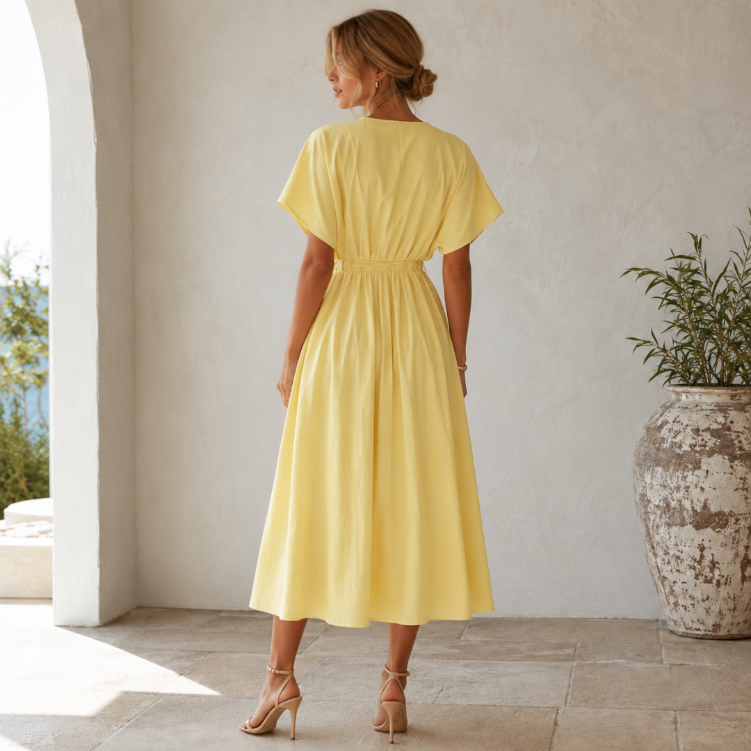 Dos de la robe midi jaune avec taille froncée et longue jupe fluide