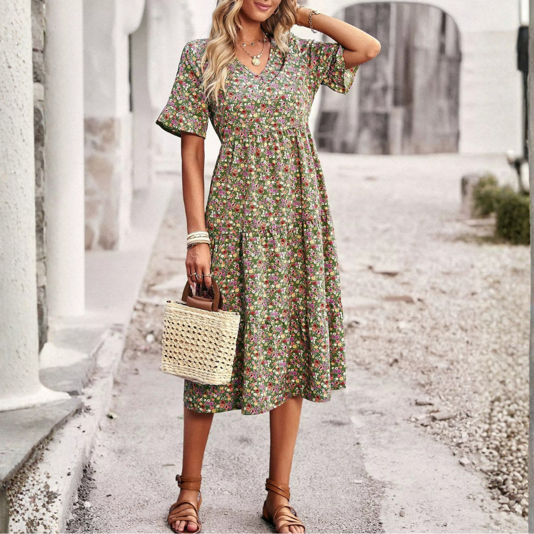 Robe midi verte évasée avec fente, silhouette entière vue de face
