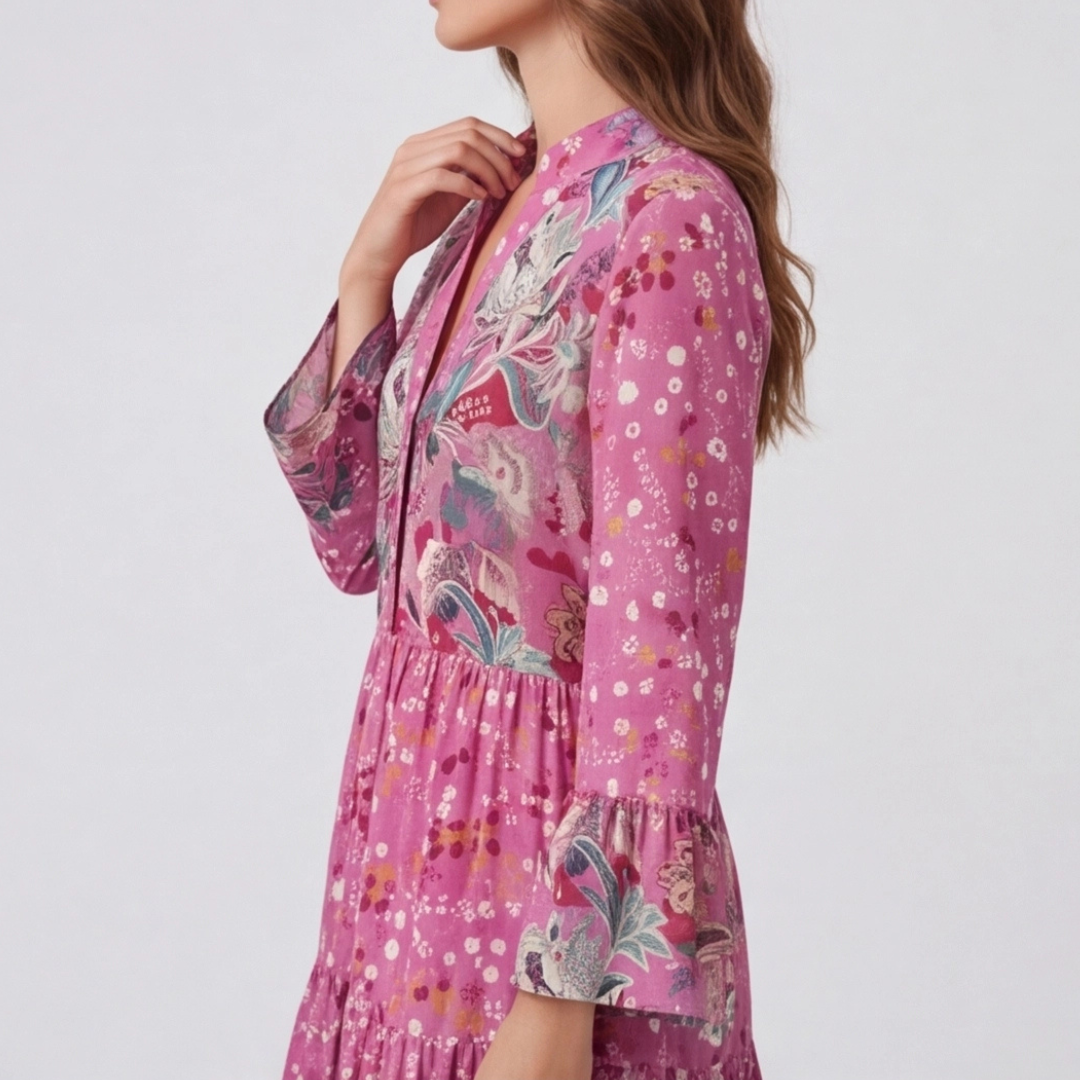 Robe midi florale rose vue de dos manches évasées volants