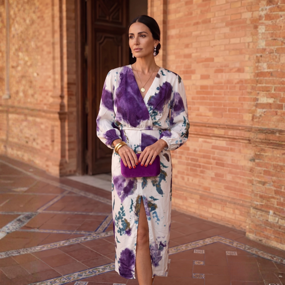 Robe midi cache-cœur imprimé floral violet et blanc portée de face, vue complète