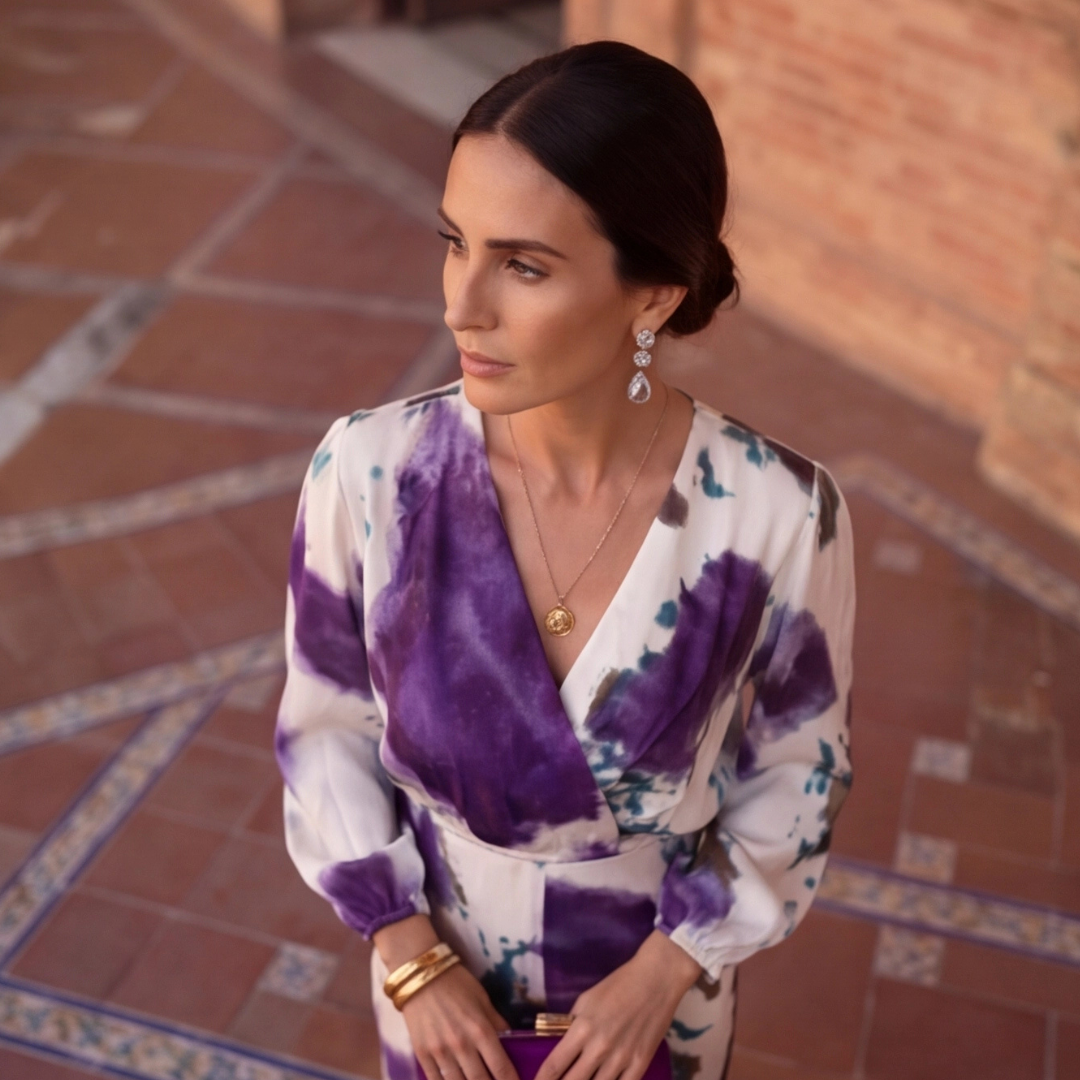 Robe Valeria floral violet, vue de trois quarts mettant en valeur les manches longues