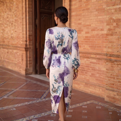 Robe Valeria imprimé floral violet, vue de dos révélant la coupe midi et la fente