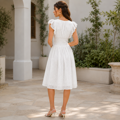 Robe midi blanche vue de dos, manches volantées et bandeau smocké visibles