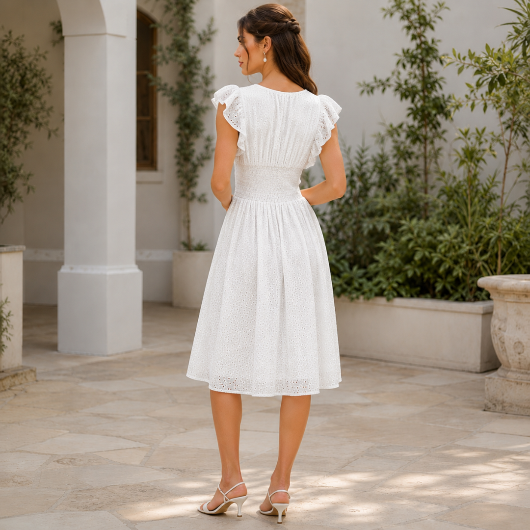 Robe midi blanche vue de dos, manches volantées et bandeau smocké visibles