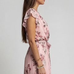 Robe fleurie rose plissée, vue de face légèrement de côté