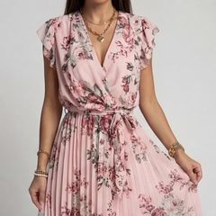 Détail du haut de la robe rose fleurie avec col cache-cœur et manches à volants