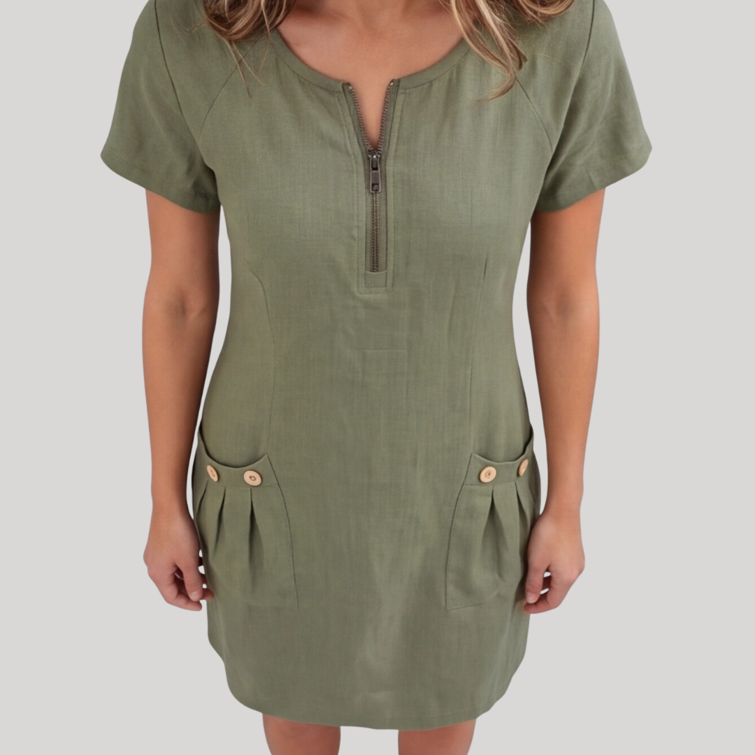 Robe midi femme vert kaki, détail de l'encolure zippée et des poches boutons