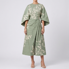 Robe Alina coloris vert, coupe midi manches larges