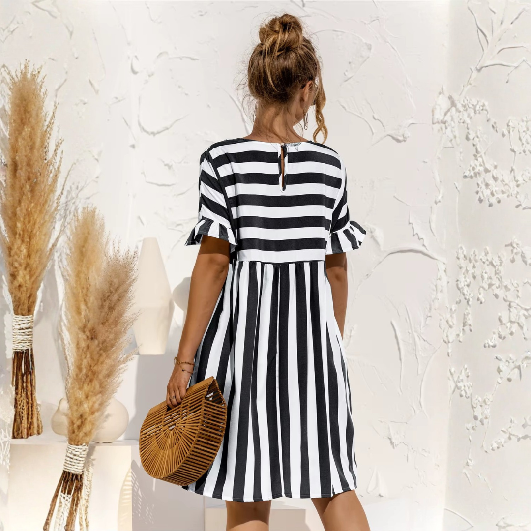 Robe midi rayée noir et blanc coupe fluide vue de face