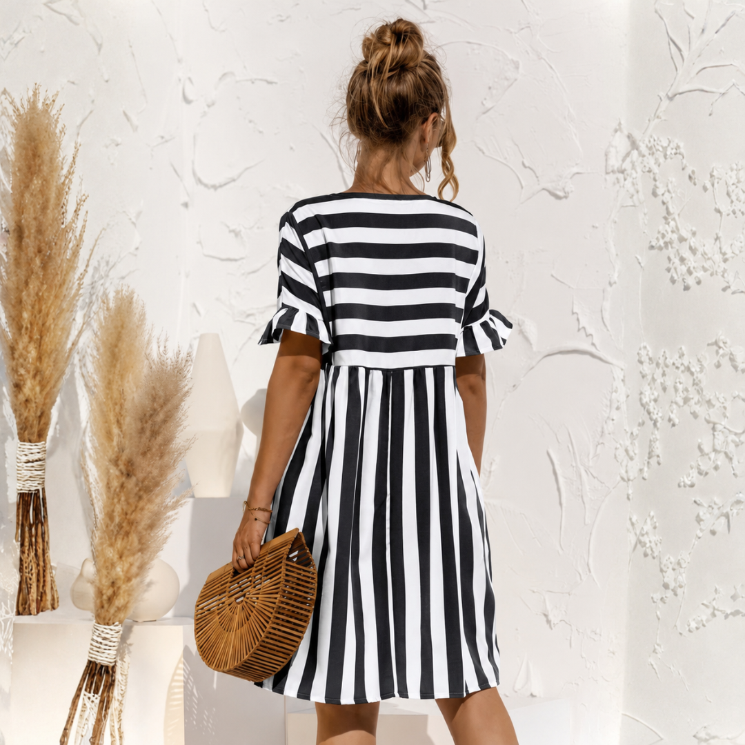 Robe midi rayée noir et blanc coupe fluide vue de face