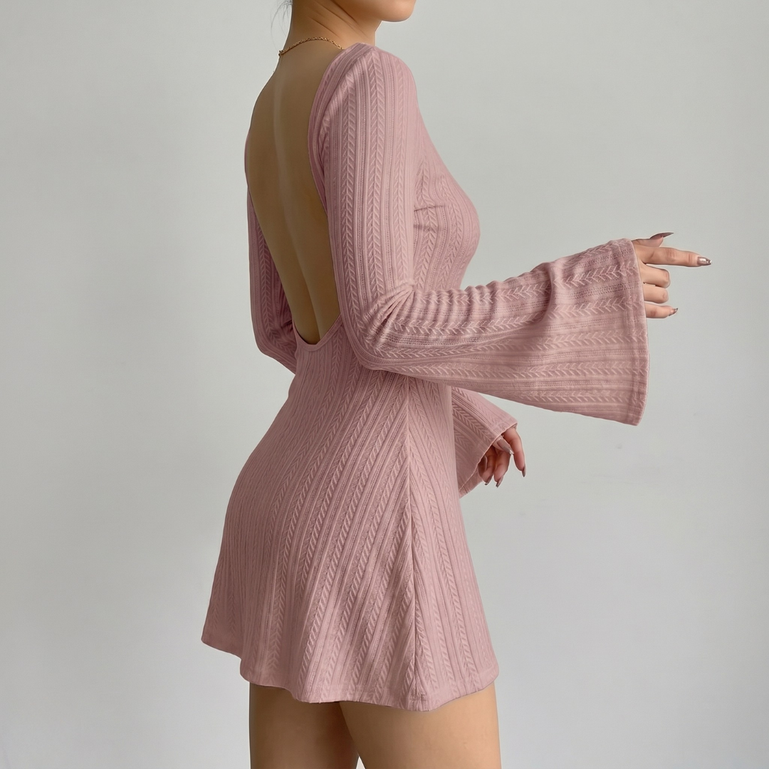 Robe Mia rose vue de trois quarts manches évasées visibles