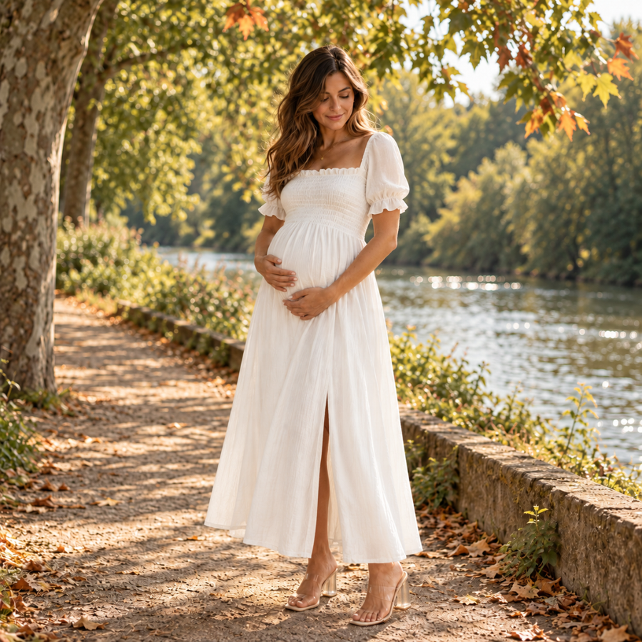 Robe de grossesse blanche smockée, manches bouffantes, fente longue, au bord de l'eau