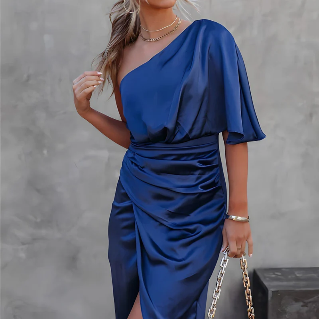 Robe Luna bleu satiné épaule dénudée vue de face