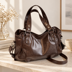 Sac bandoulière marron foncé avec double anse cloutée et anneaux métalliques