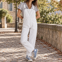 Salopette femme blanche avec poche poitrine et boutons métalliques sur les côtés