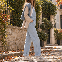 Salopette femme bleu clair vue de profil, poches latérales et bas à revers