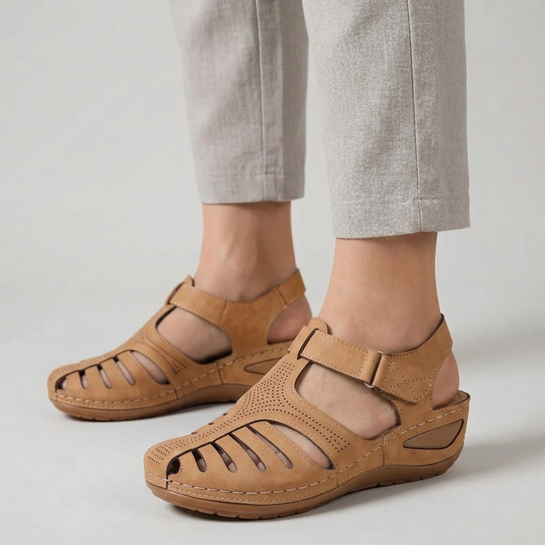 Sandales compensées bout fermé coloris beige, vue latérale sur modèle
