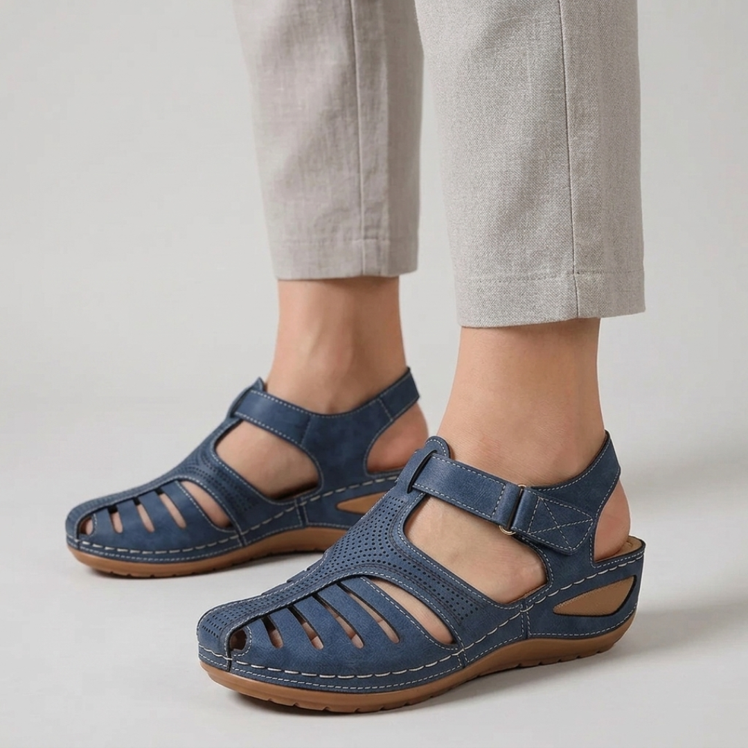 Sandales compensées femme bout fermé ajouré coloris bleu, vue de face sur modèle